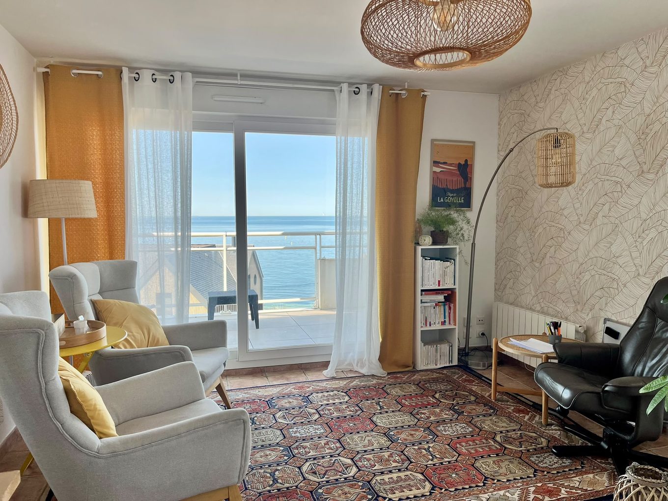 Le cabinet de Béatrice Yvard à Pornichet, salon lumineux avec vue sur la mer
